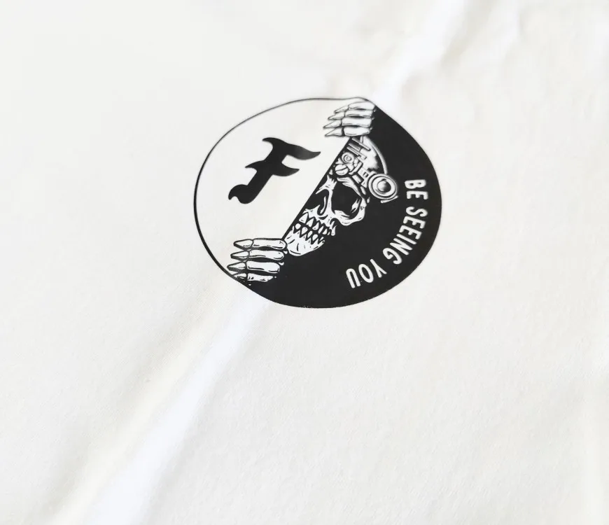 Vista lateral de la camiseta BE SEEING YOU