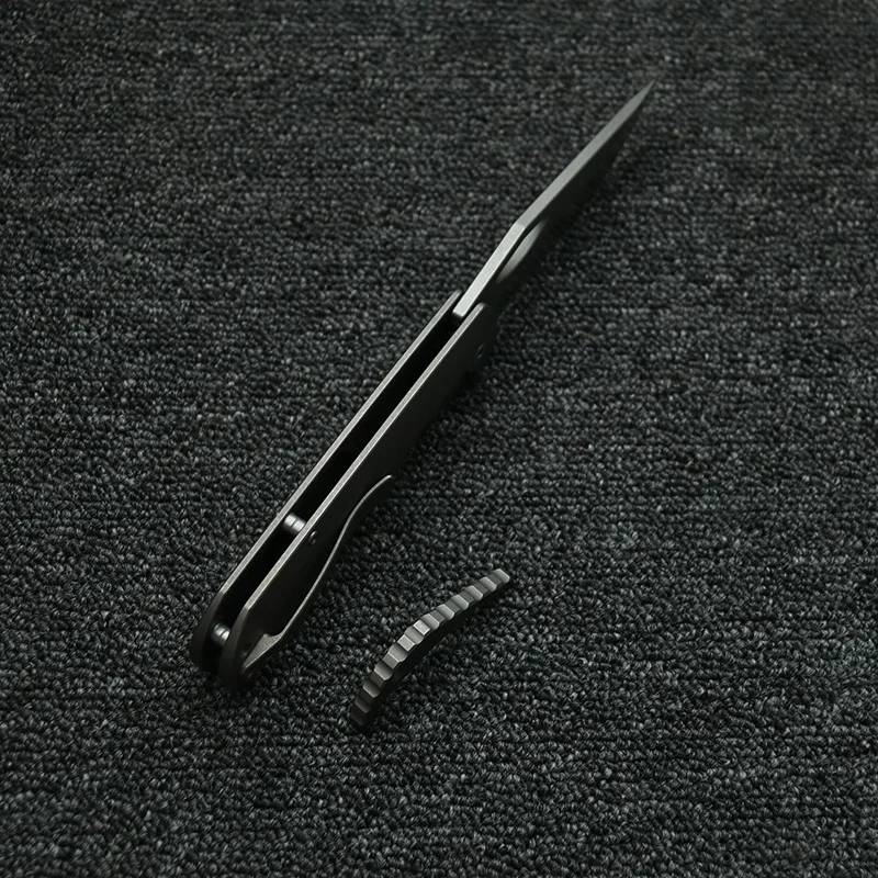 Cuchillo plegable con mango de titanio