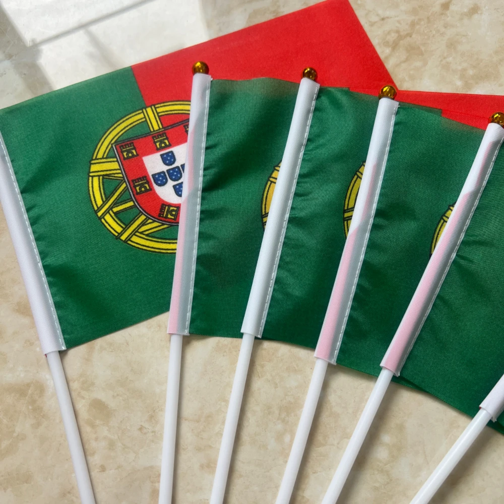 Pack de banderas de Portugal apiladas mostrando el reverso