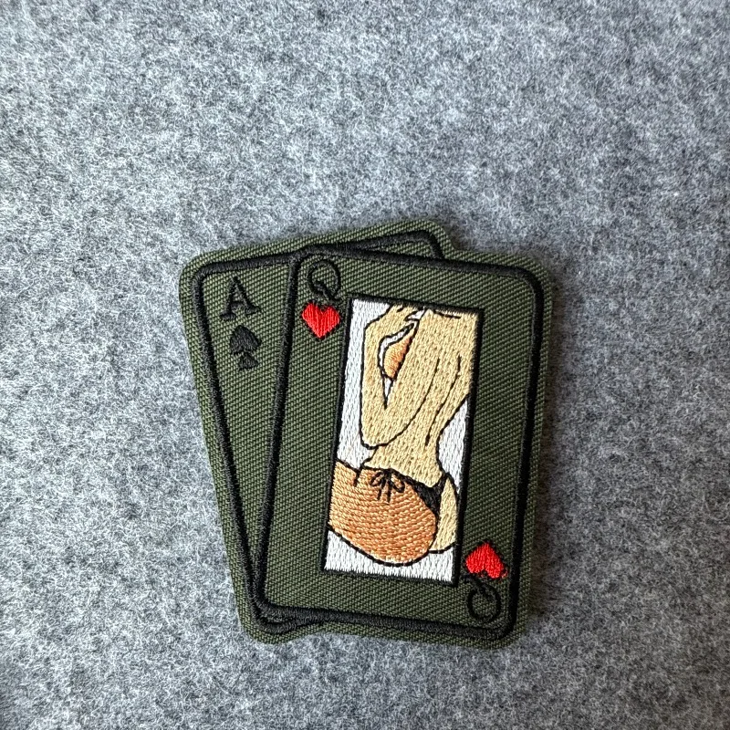 Parche táctico bordado con velcro naipe reina picas y corazón oliva - imagen 3