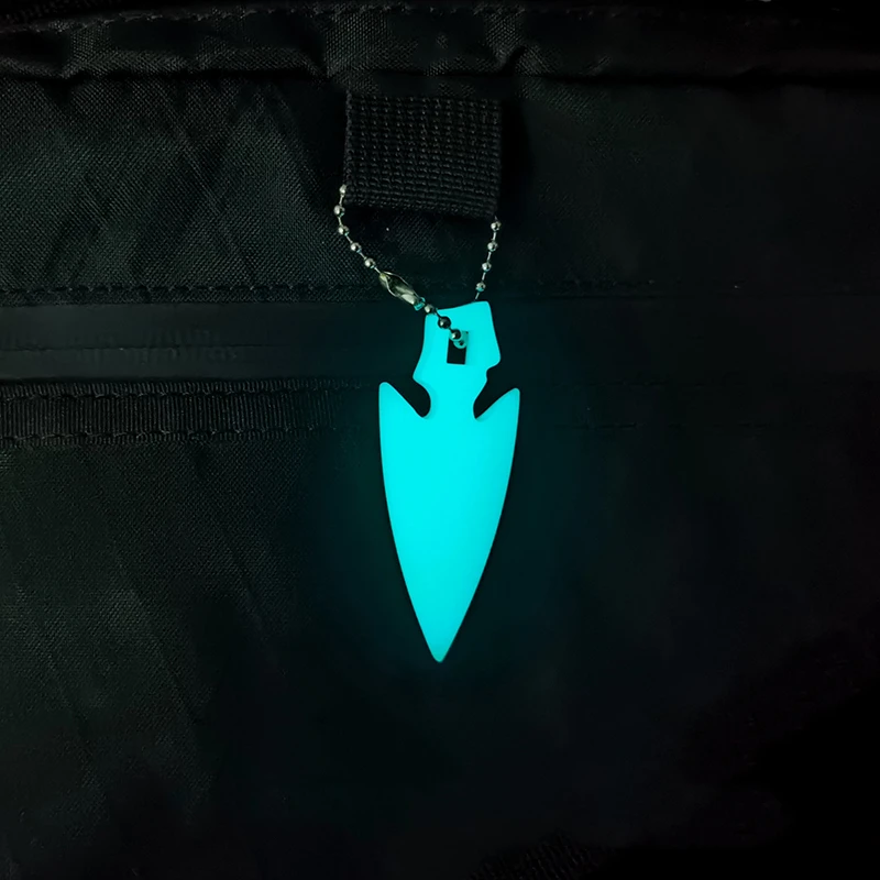 Llavero fluorescente con flecha frontal luminosa verde y azul para mochila - imagen 5