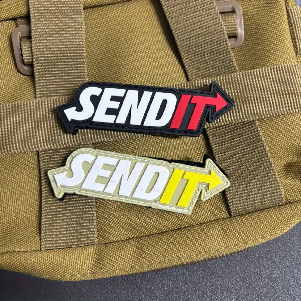 Parche Send It en una mochila de campo