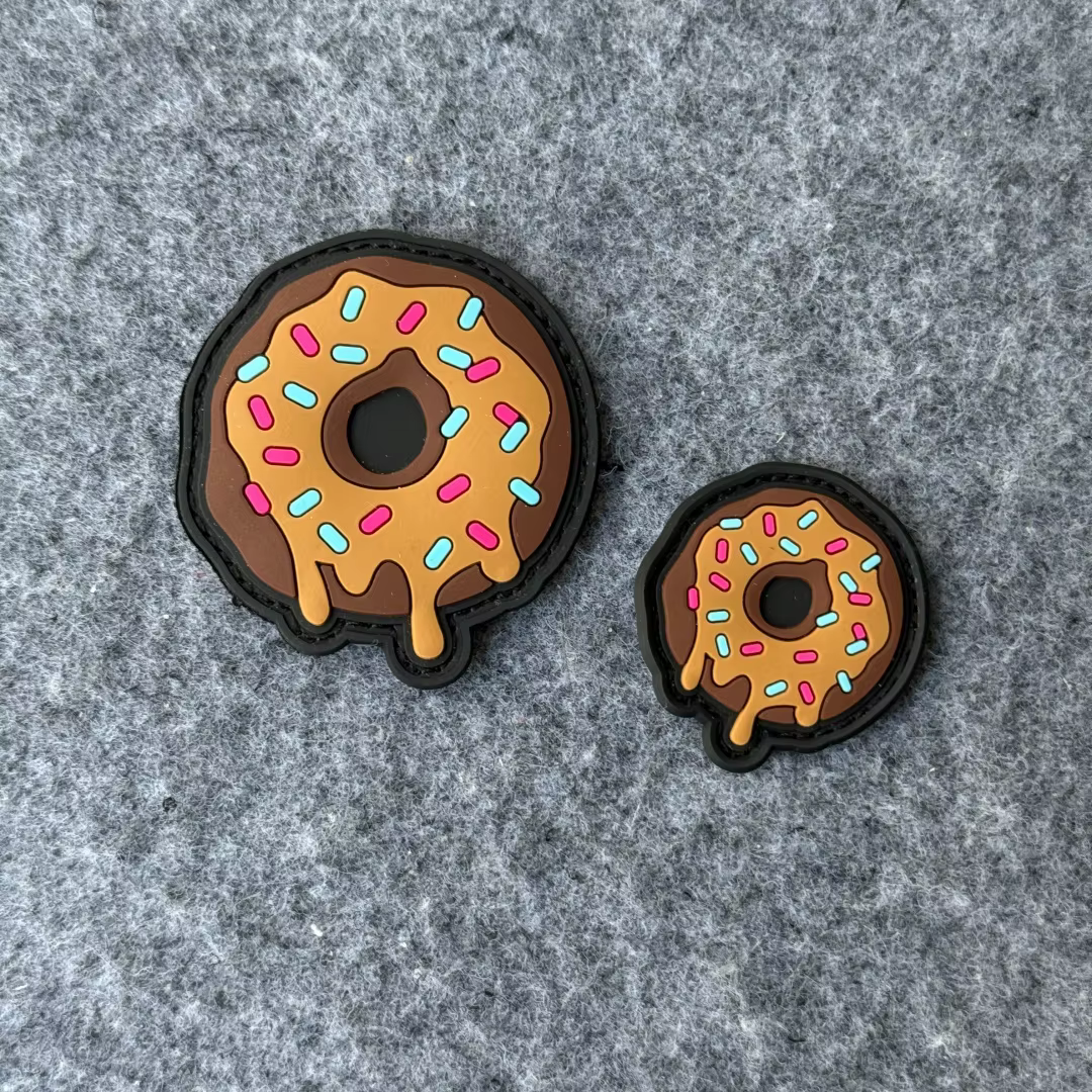 Parche de donut aplicado en mochila táctica