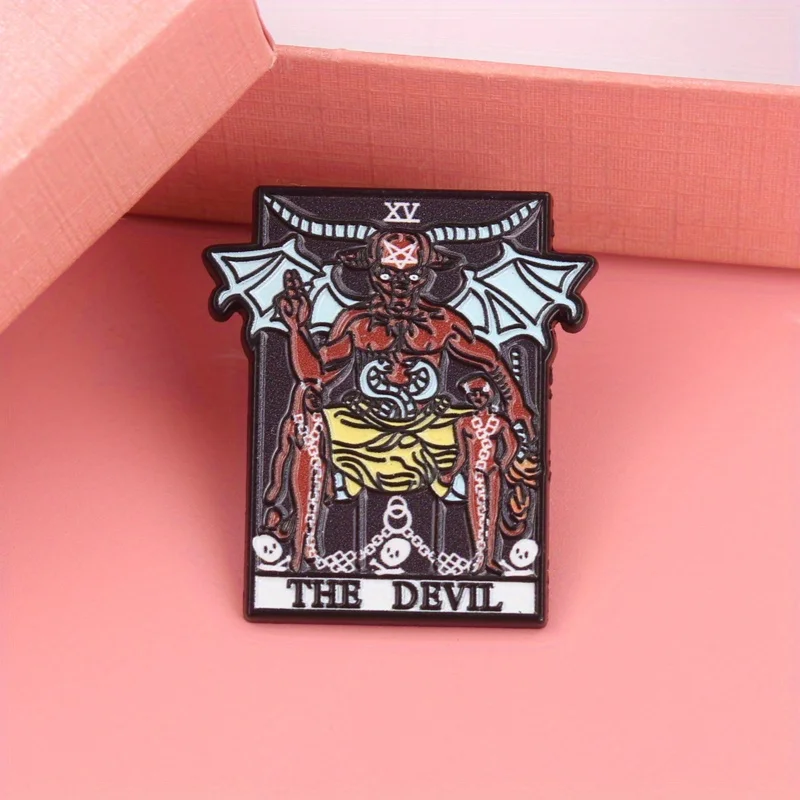 Broche infernal corona pentagrama brillante y cadenas serpentinas