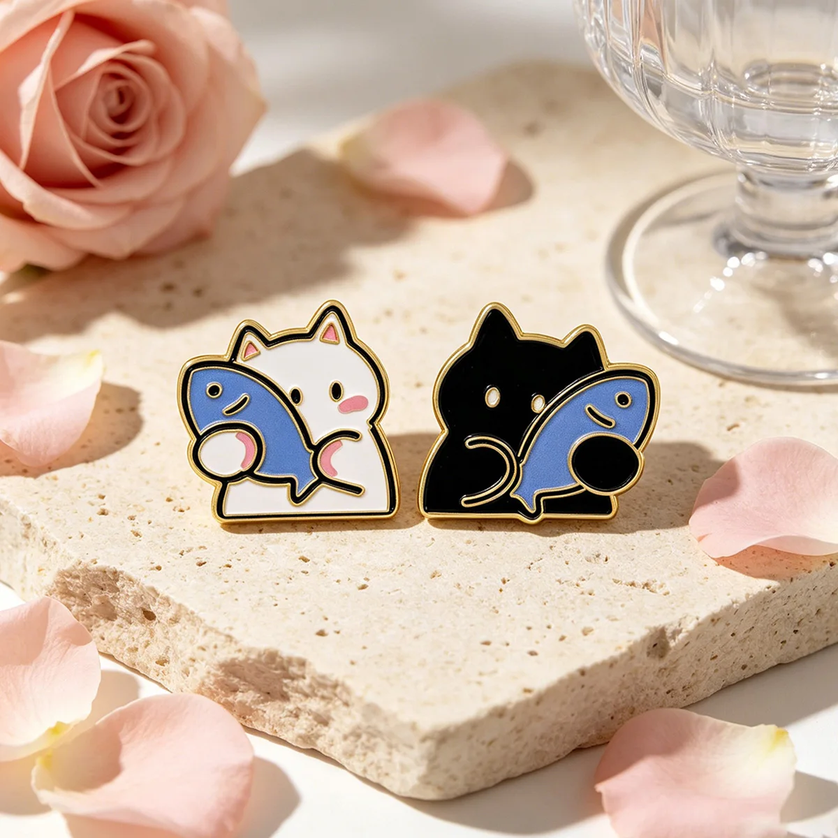 Broche de esmalte gato en metal – accesorio para mochila y sombrero - imagen 2