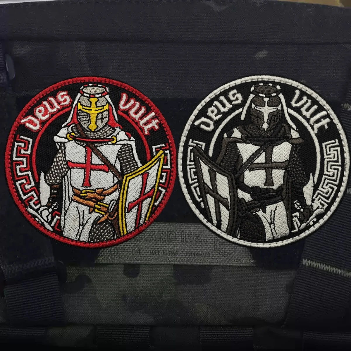 Detalle del bordado del parche táctico DEUS VULT