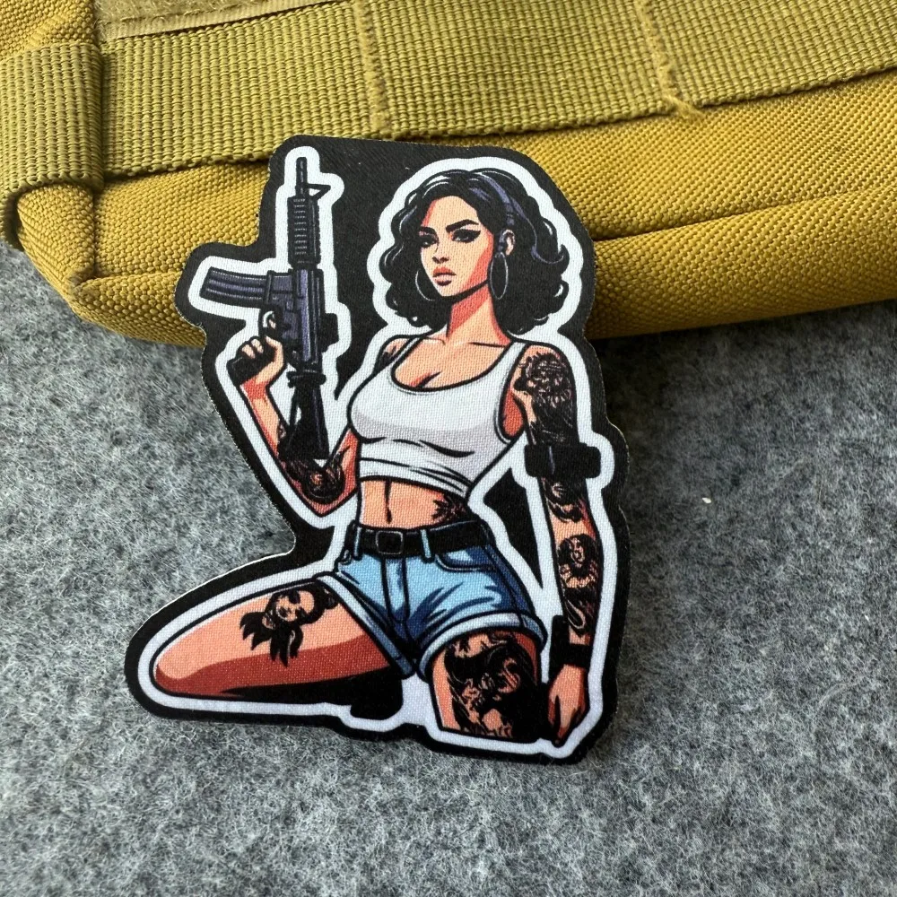Parche táctico de chica tatuada con velcro para mochila - imagen 3