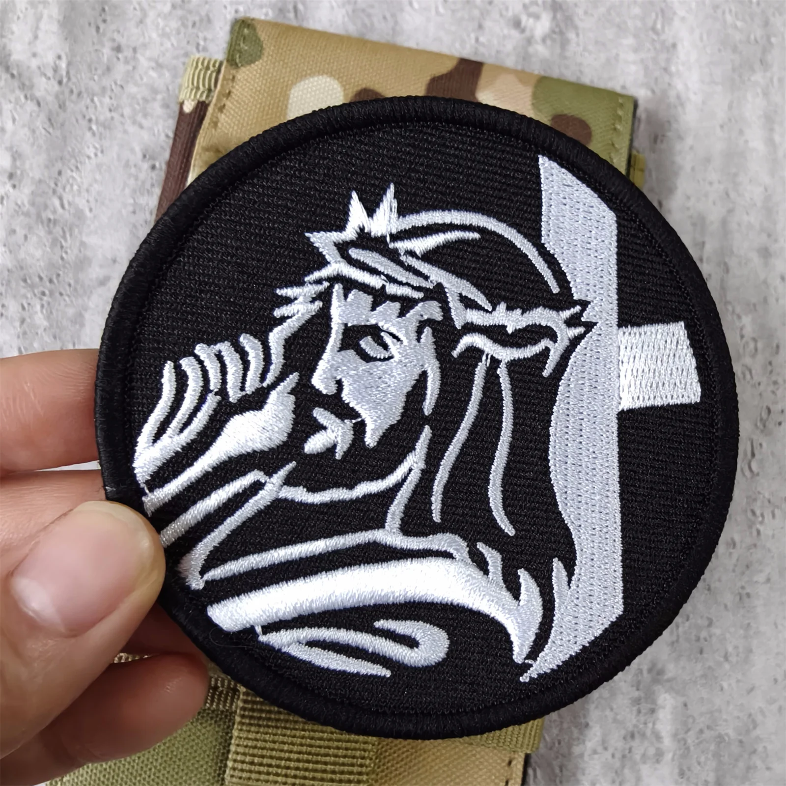 Parche religioso Cruz de Jesús bordado con velcro para mochila - imagen 2