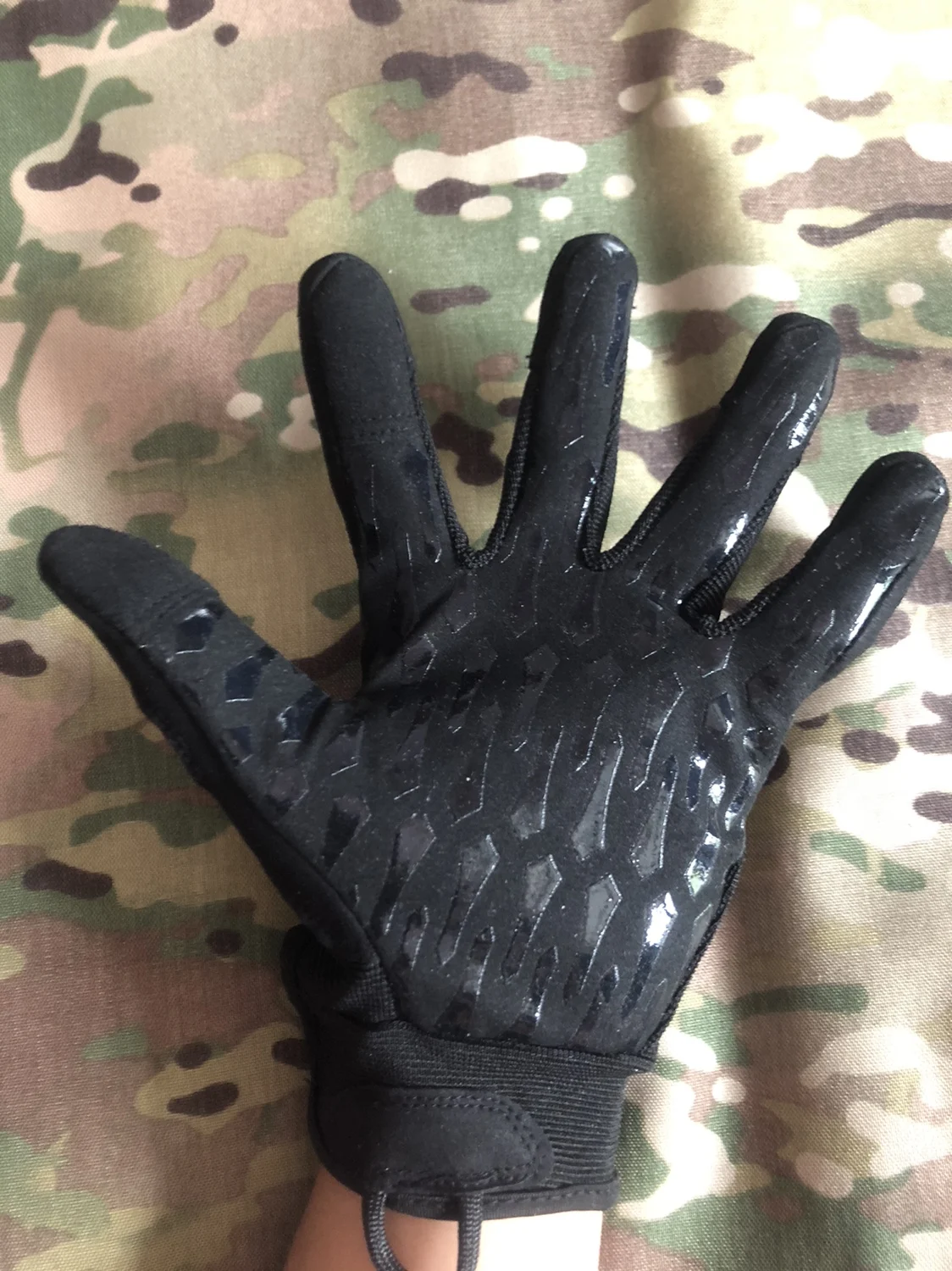 Guantes tácticos en uso para entrenamiento