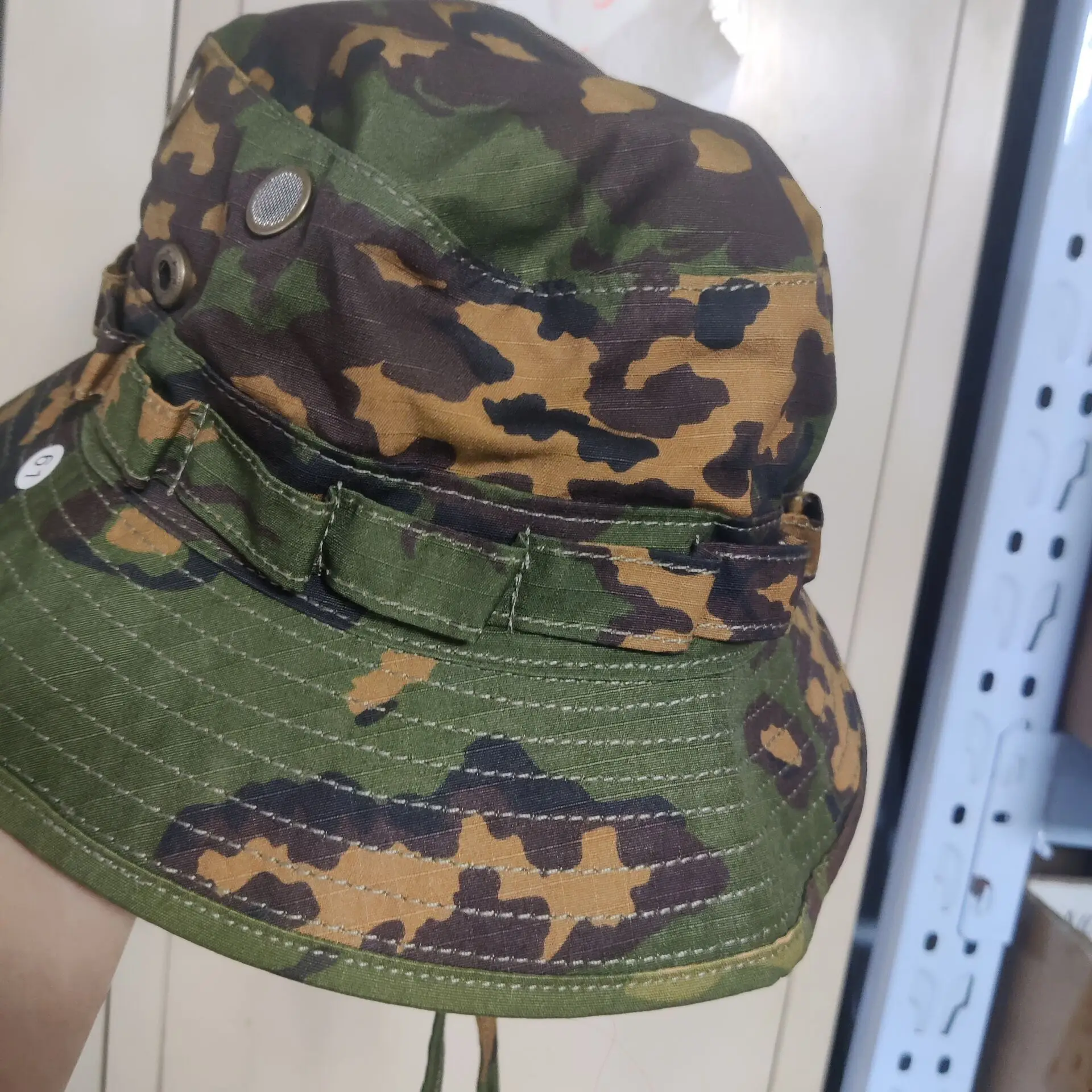 Detalle de la visera y ajuste trasero