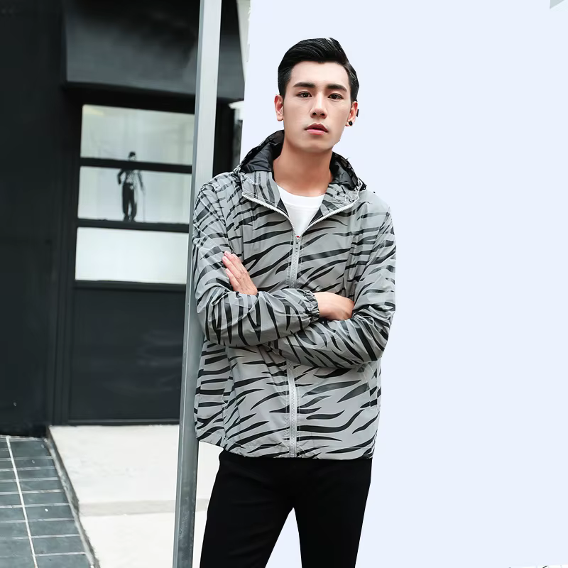 Chaqueta reflectante para hombre - abrigo ligero urbano con capucha