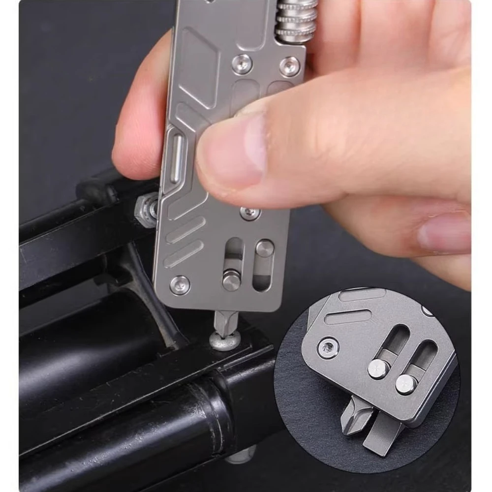 Llave multifunción táctica en titanio con rompeventanas - imagen 4
