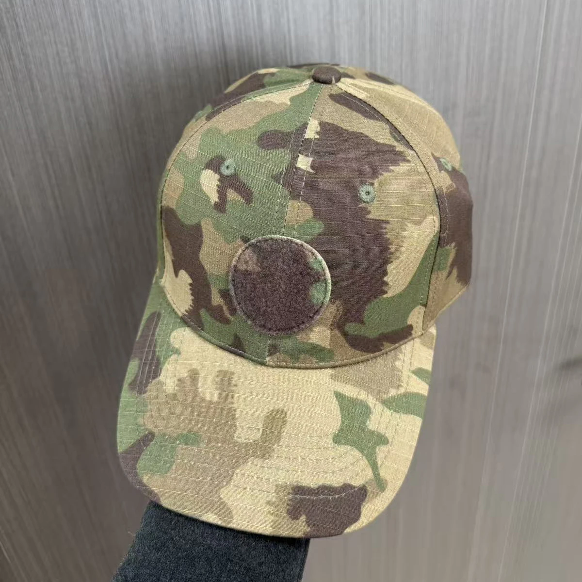 Vista frontal de la gorra camuflada Suiza TAZ16