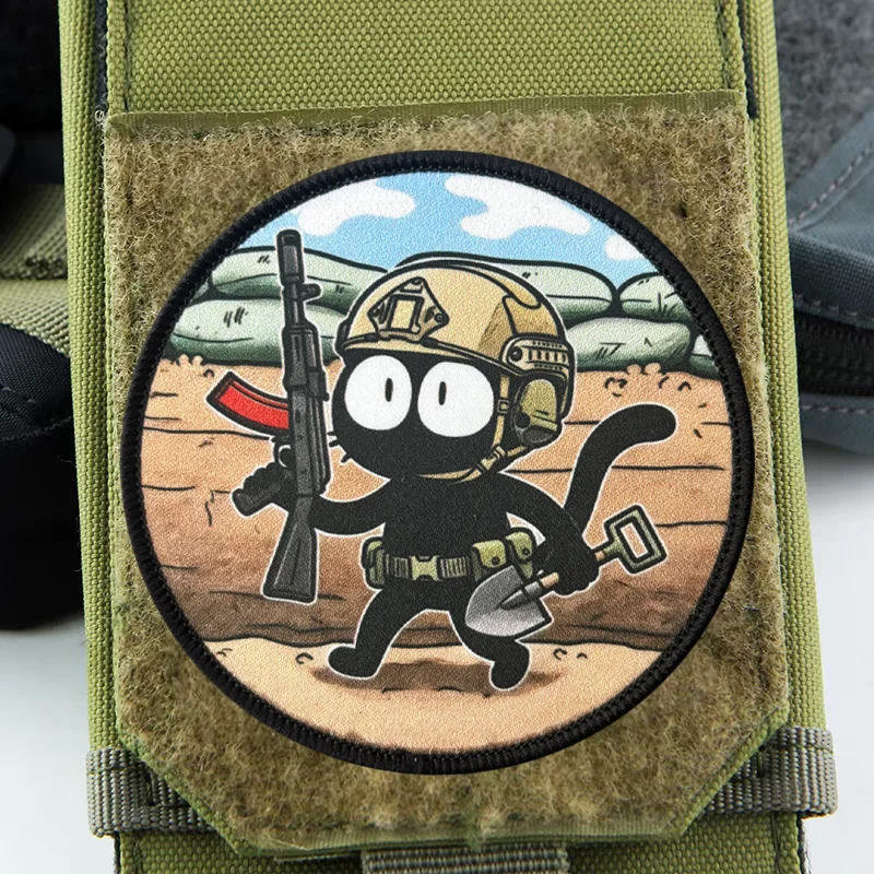 Gato anime negro en parche táctico