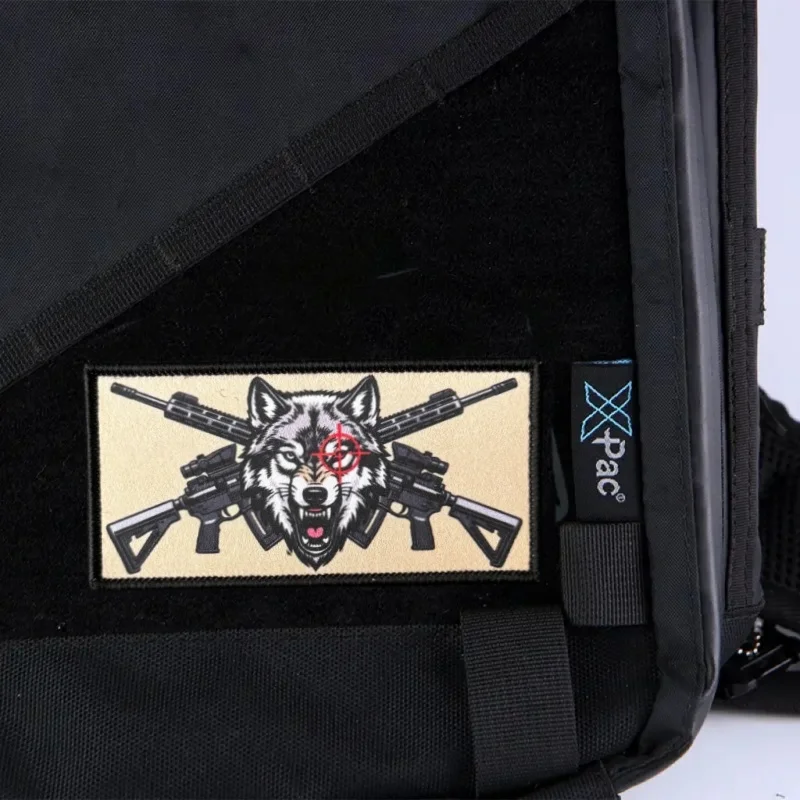 Parche táctico cabeza de lobo con fusiles cruzados velcro - imagen 4