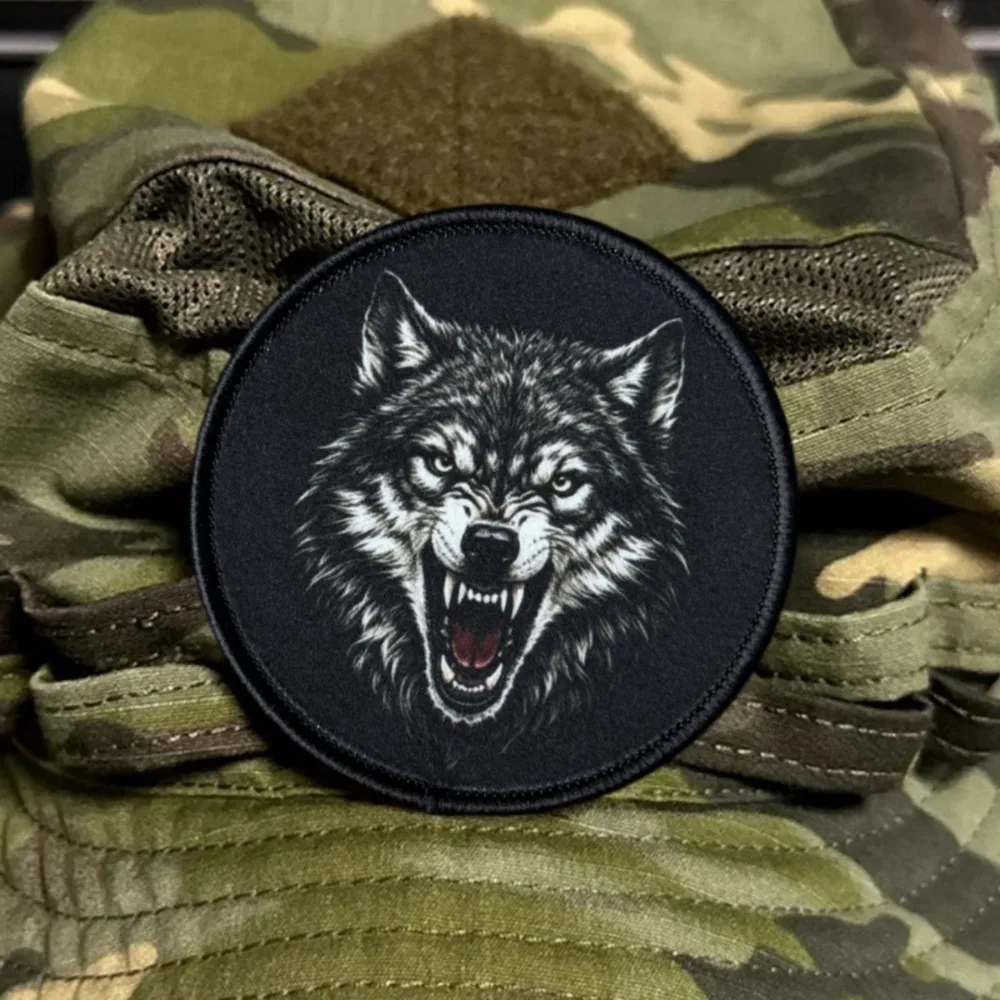 Parche táctico lobo chevron con velcro para mochila personalizada - imagen 3
