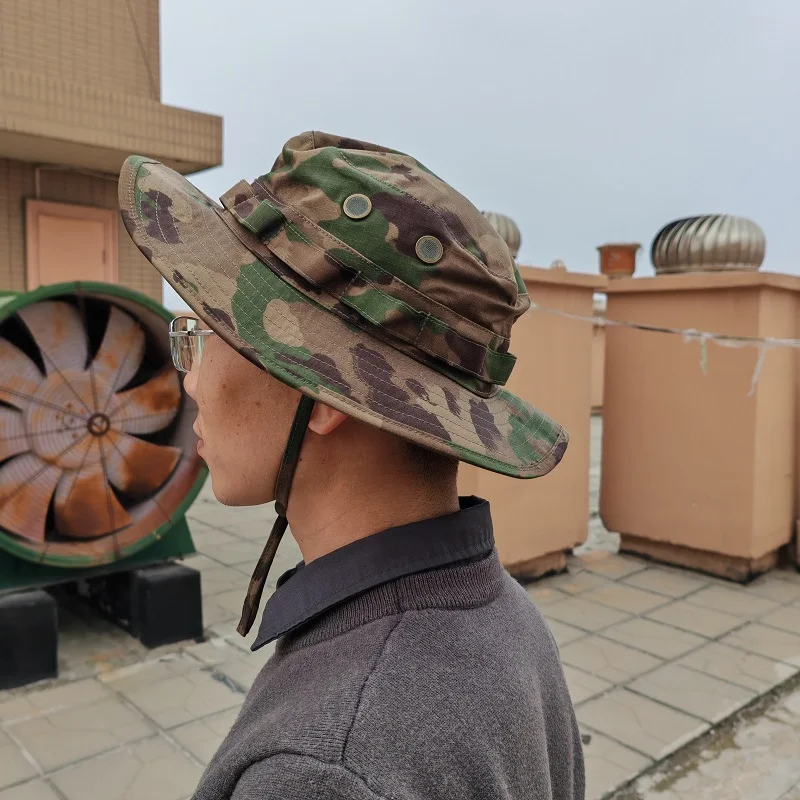 Detalle del tejido transpirable del sombrero Benni en tono MARPAT
