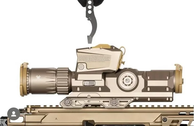 Llave multiherramienta M4 vista lateral con detalle del tamaño compacto