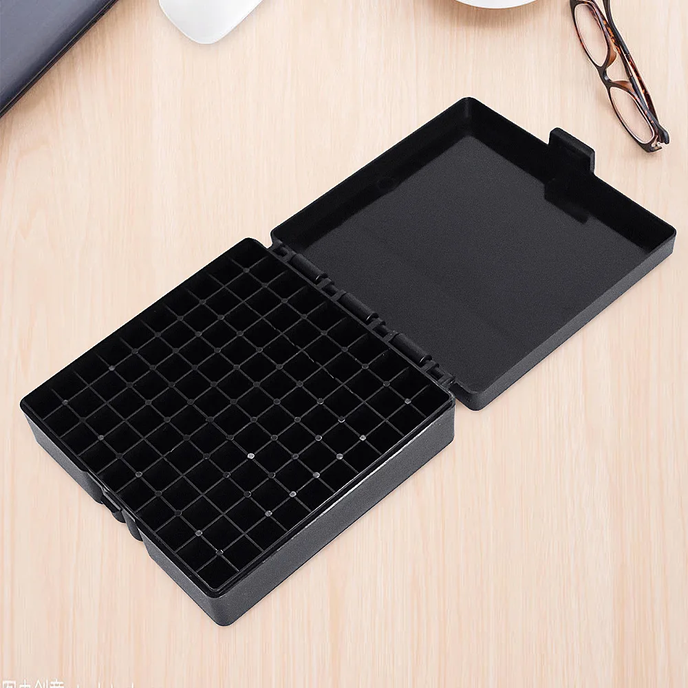 Caja junto a balas de 9 mm para contexto