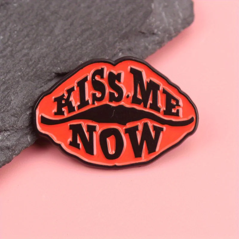 Pin esmaltado Bold Lip Kiss Me Now contraste naranja/negro para bolsos - imagen 3