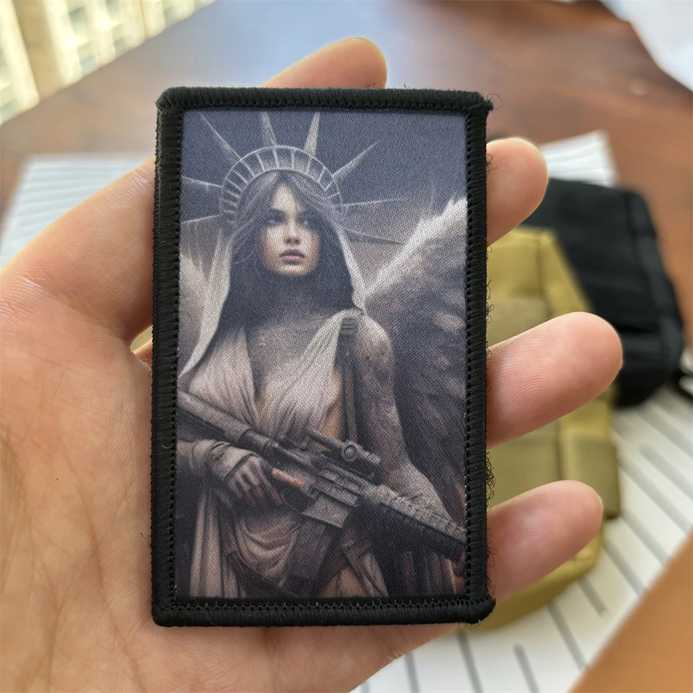 Ángel con arma sobre fondo de la Estatua de la Libertad, vista frontal del parche