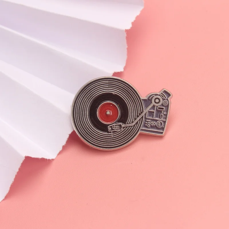 Pin esmaltado tocadiscos vinilo vintage – Broche retro para música - imagen 2