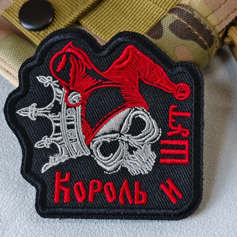 Parche bordado calavera punk con gancho y bucle para mochila - imagen 3
