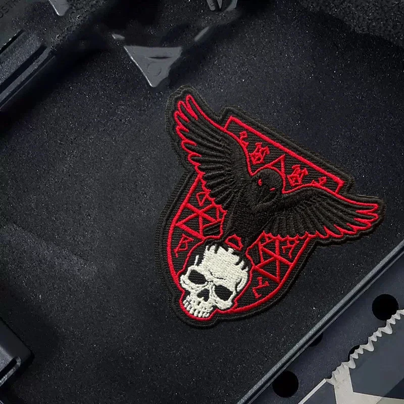 Parche táctico bordado calavera cuervo runas rojas con velcro - imagen 5