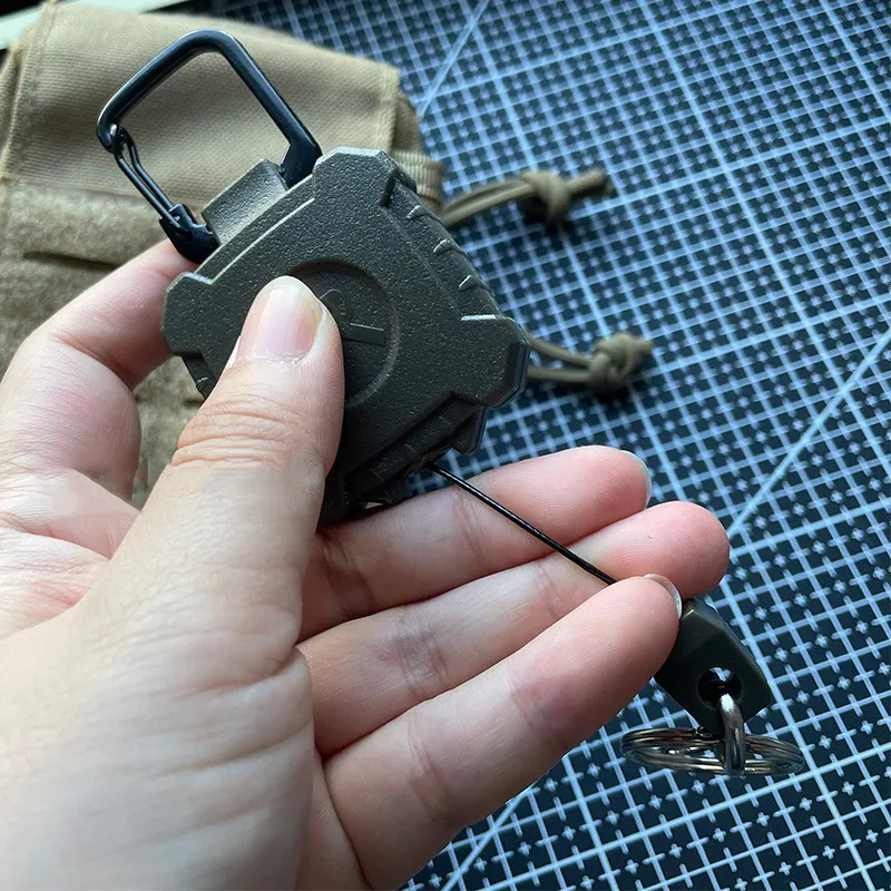 Llavero táctico de acero con cable elástico y gancho antipárdida - imagen 3