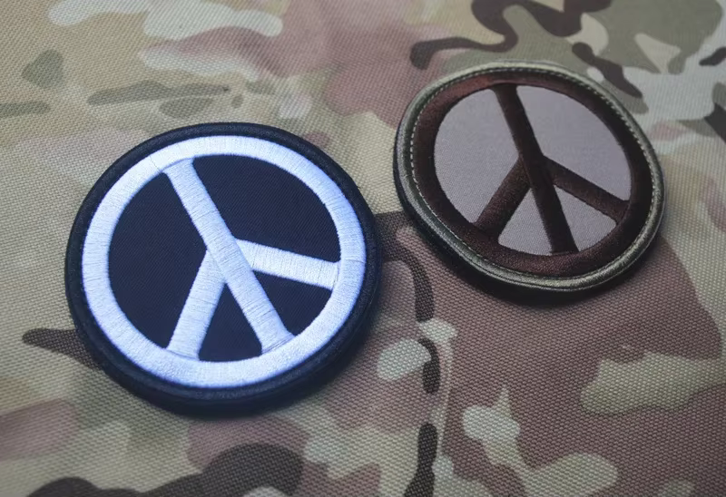 Parche táctico bordado velcro símbolo paz - imagen 2