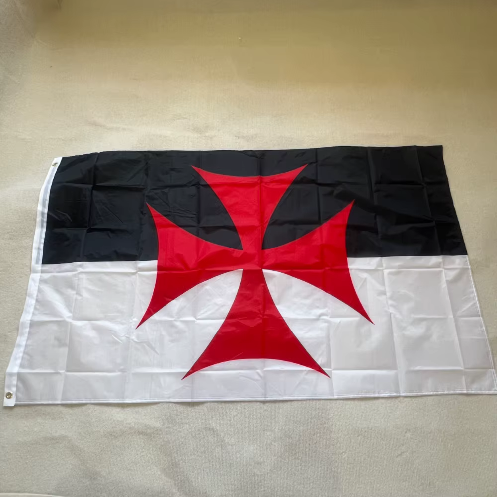 Bandera desplegada mostrando diseño completo de la cruz templaria
