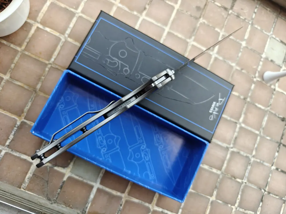 El cuchillo en acción sobre una superficie de trabajo