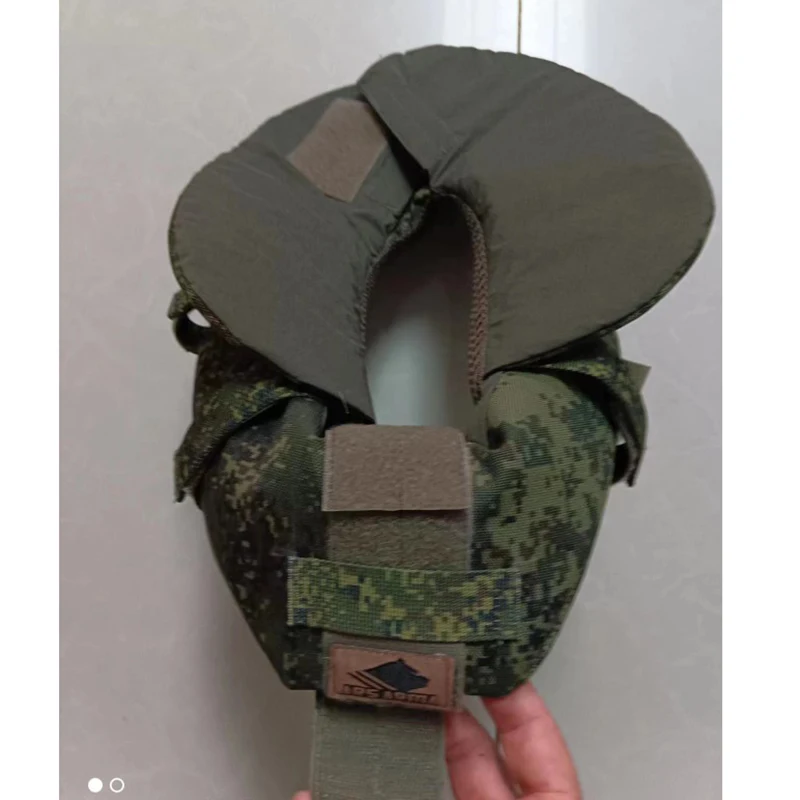 Detalle del protector de cuello en camuflaje