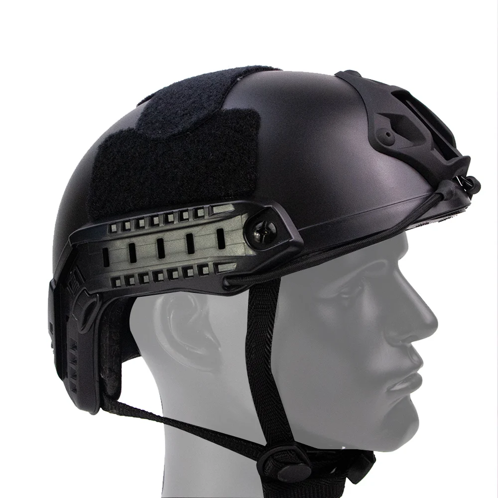 Casco BOOIU frontal en entorno táctico