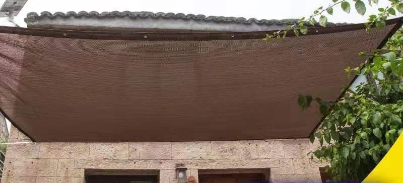 Vela parasol caqui extendida en espacio exterior