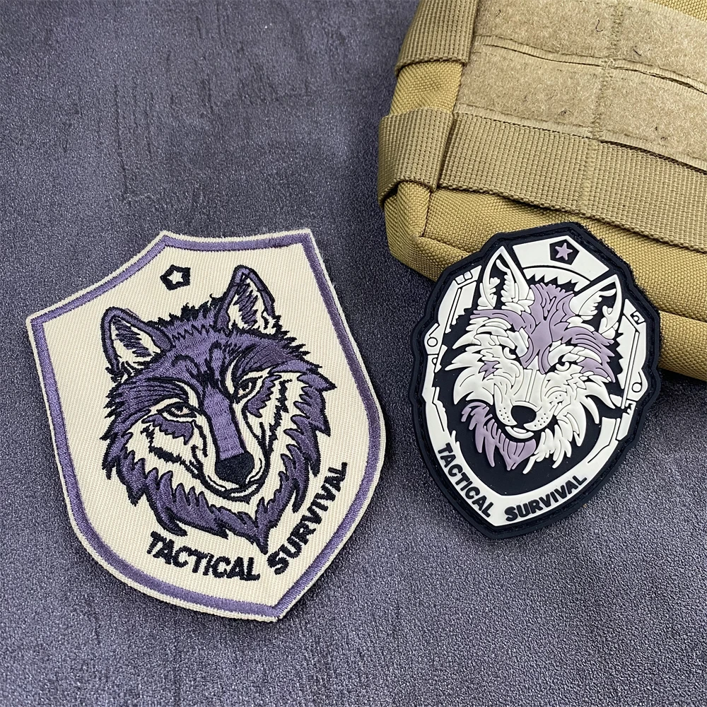 Parche de lobo táctico bordado en fondo oscuro