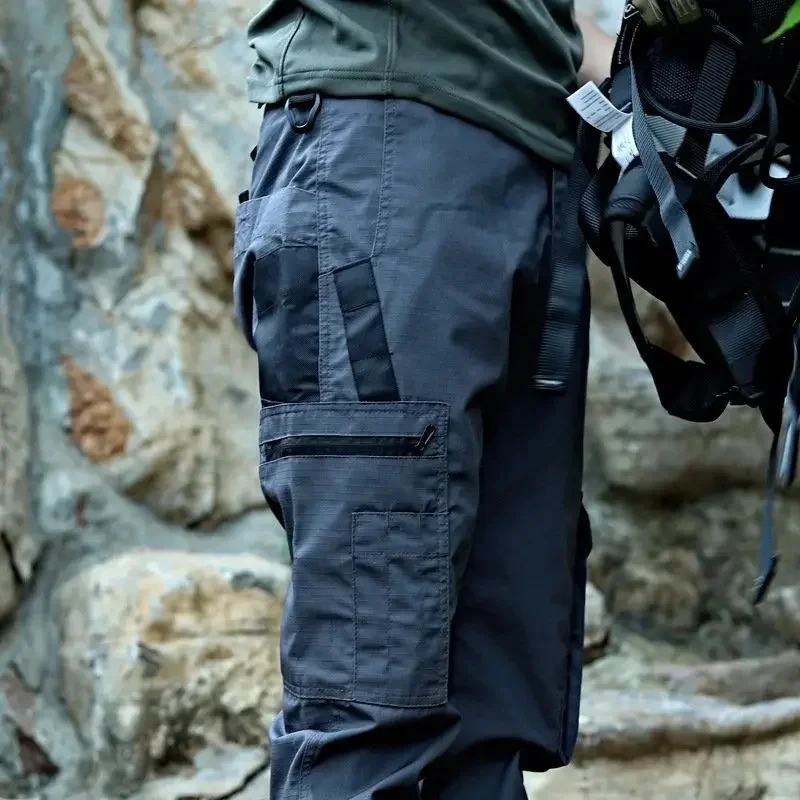 Pantalones tácticos en entorno outdoor