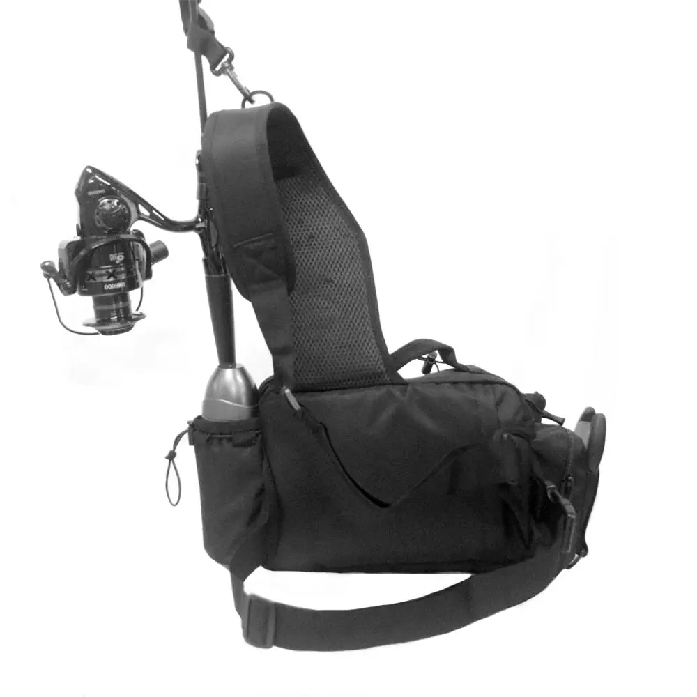 Detalle de la mochila táctica cruzada con compartimentos