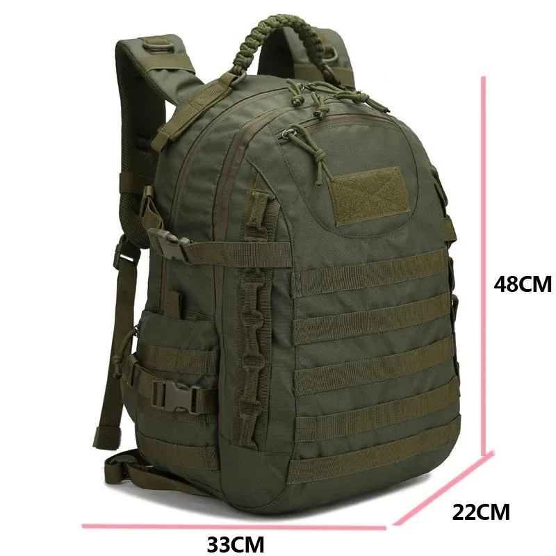 Detalle de la mochila impermeable en entorno exterior