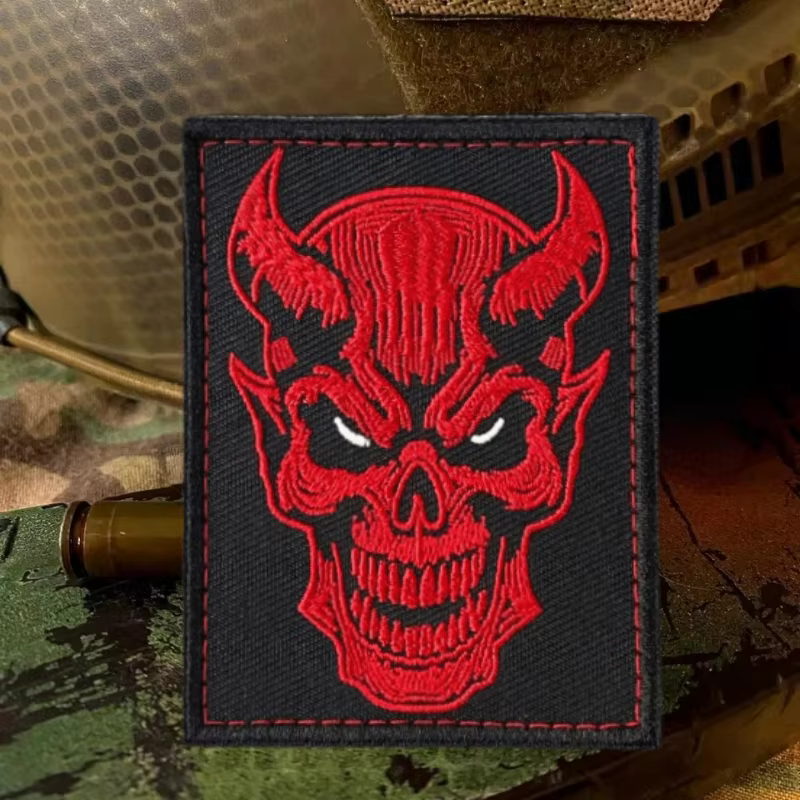 Parche bordado calavera demonio rojo – Táctico velcro MOLLE - imagen 5