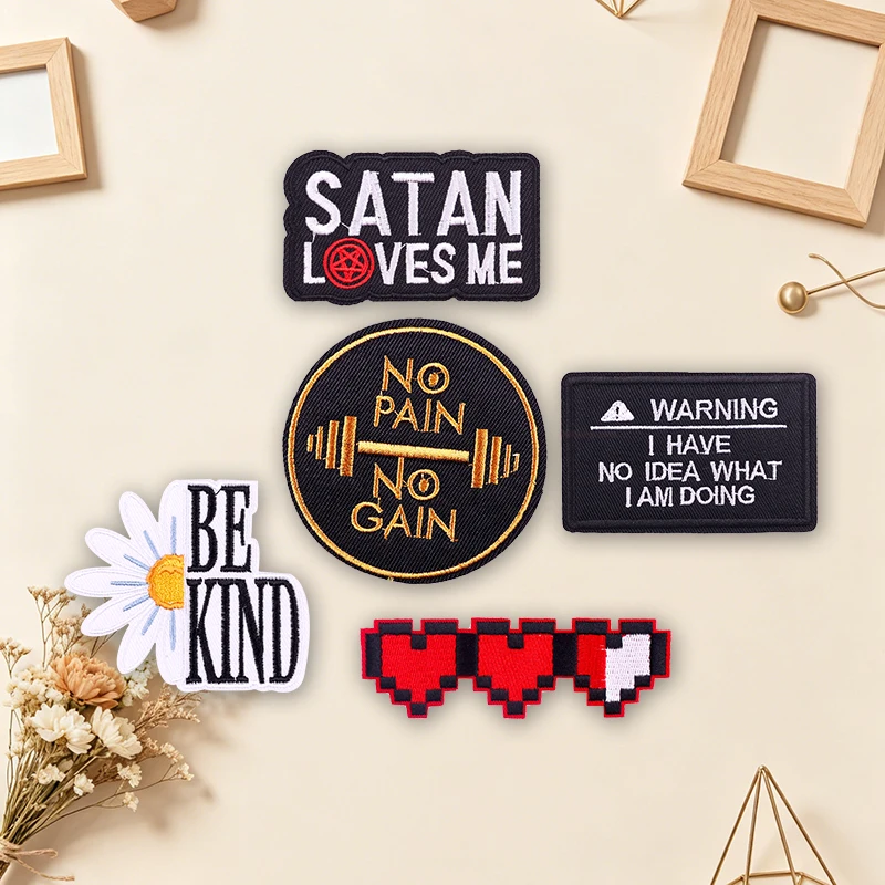 Detalle de parches termoadhesivos con estilo punk para chaquetas y accesorios