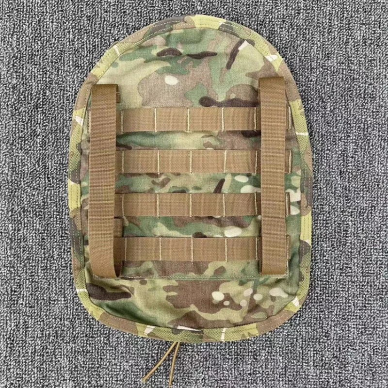 Detalle del sistema de montaje MOLLE en la bolsa de agua