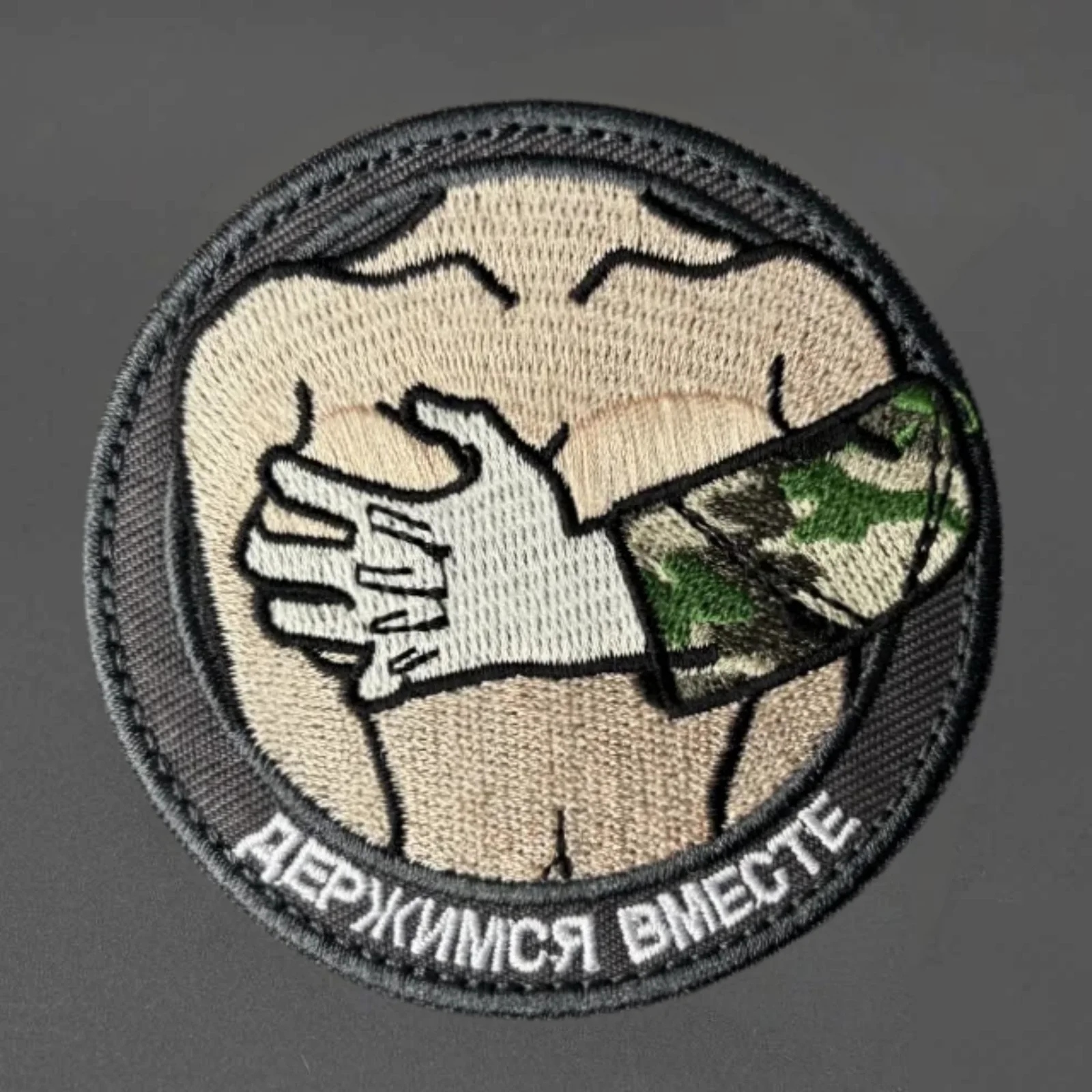 Parche táctico bordado anime con velcro para chaleco o mochila - imagen 2