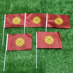 Bandera Kirguistán de mano con asta de plástico