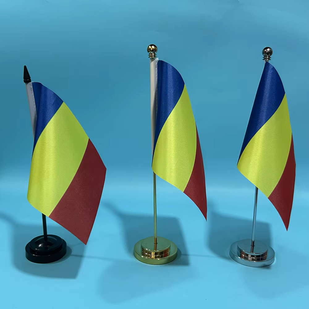 Bandera de Rumania en soporte de escritorio con colores vivos