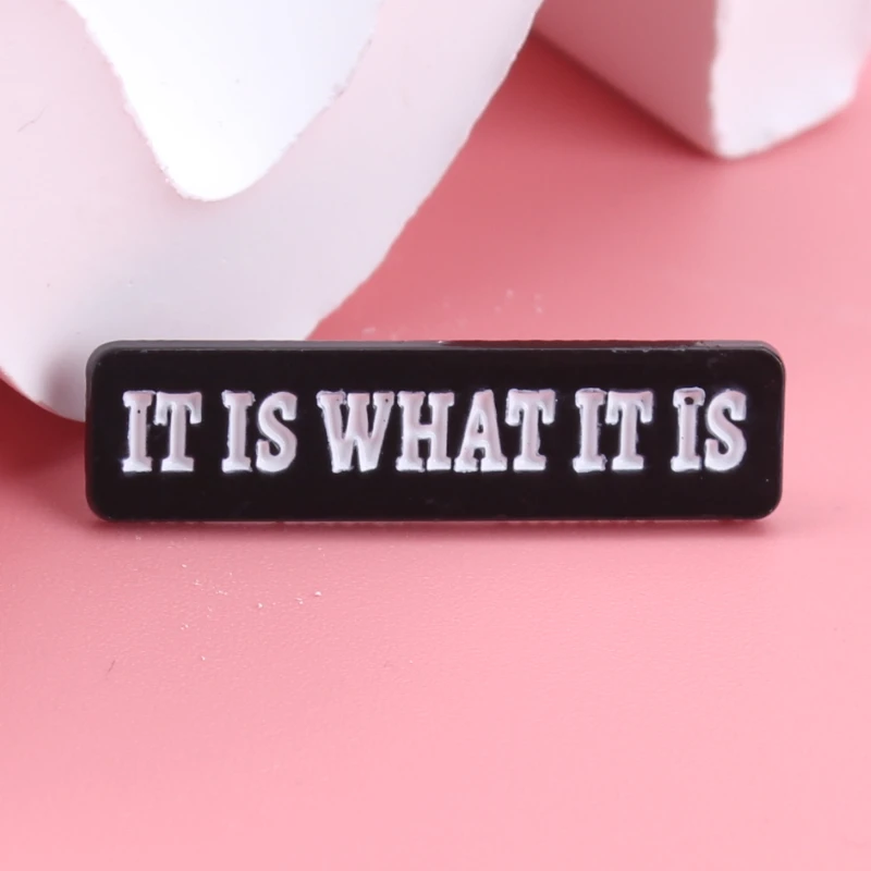 Broche de metal táctico con inscripción Es lo que es - imagen 2