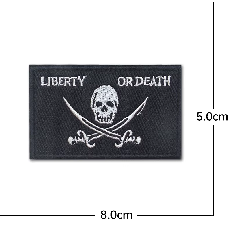 Parche táctico bordado calavera blanco negro con velcro - imagen 3