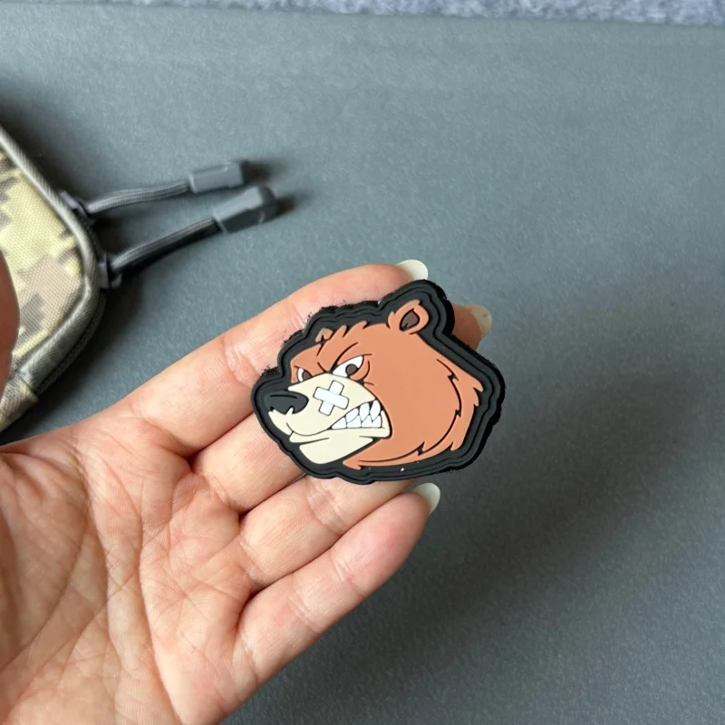 Parche táctico de PVC oso enfadado con velcro para mochila - imagen 3