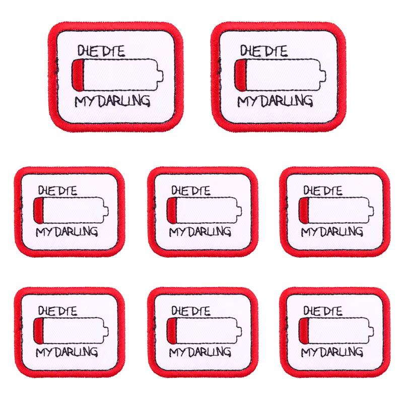 Parches aplicados sobre diferentes prendas y accesorios