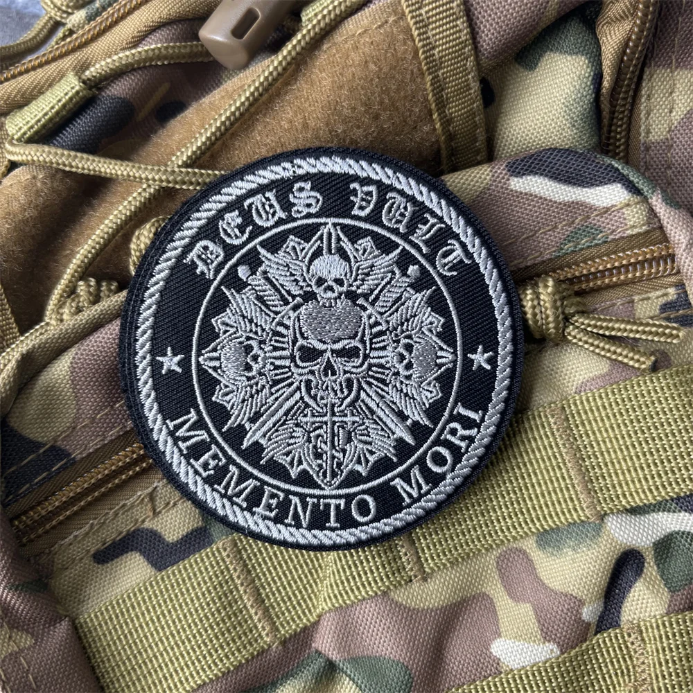Parche táctico bordado Memento Mori para velcro – mochila y brazalete - imagen 2